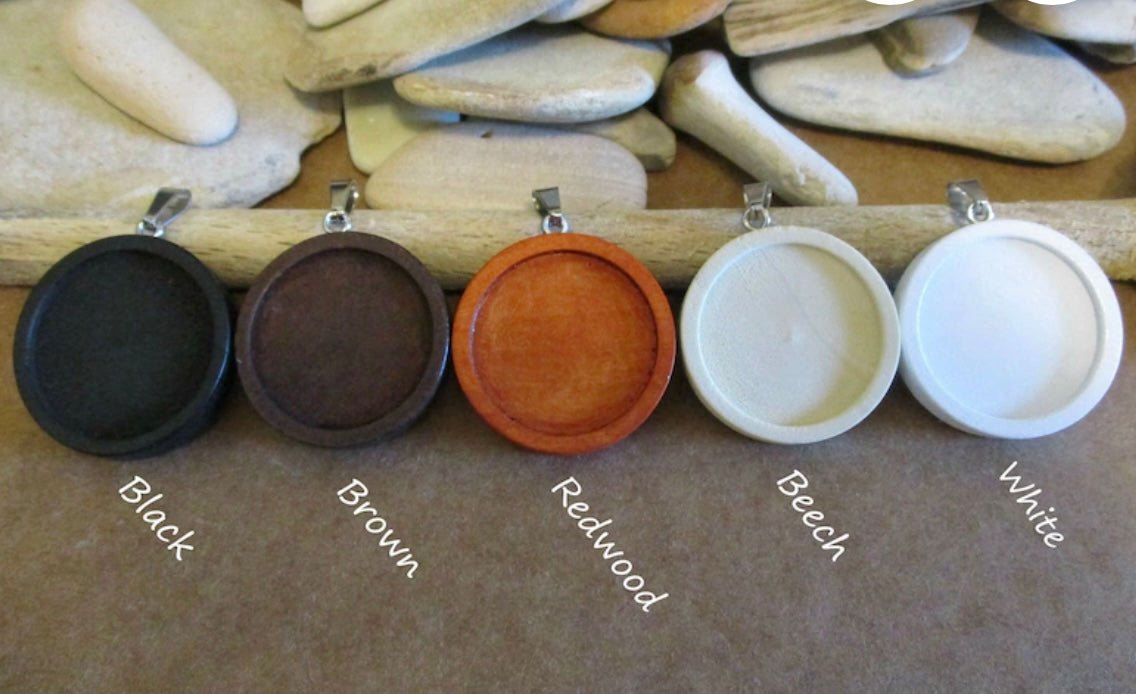 The Lucien- Wooden necklaces in 5 colors